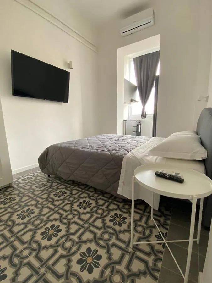 Bari Landlord 242 - Central Station Apartments