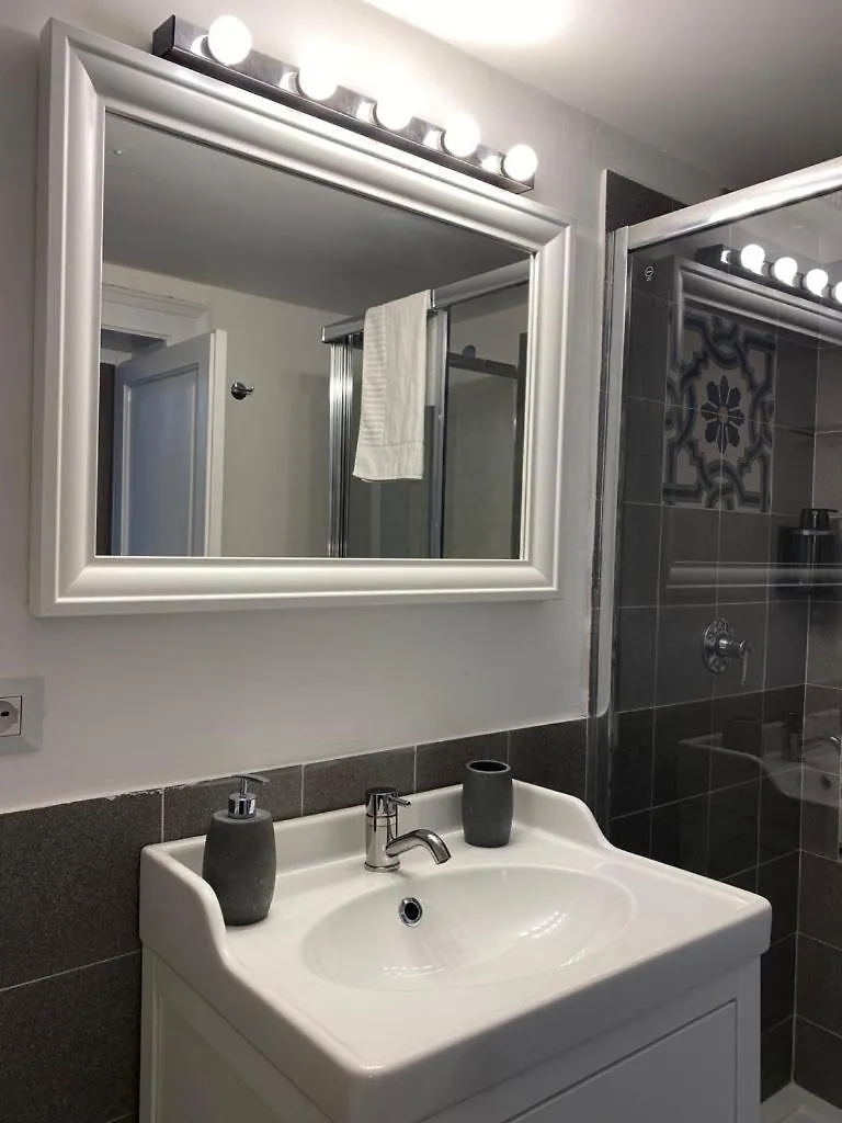 Bari Landlord 242 - Central Station Apartments