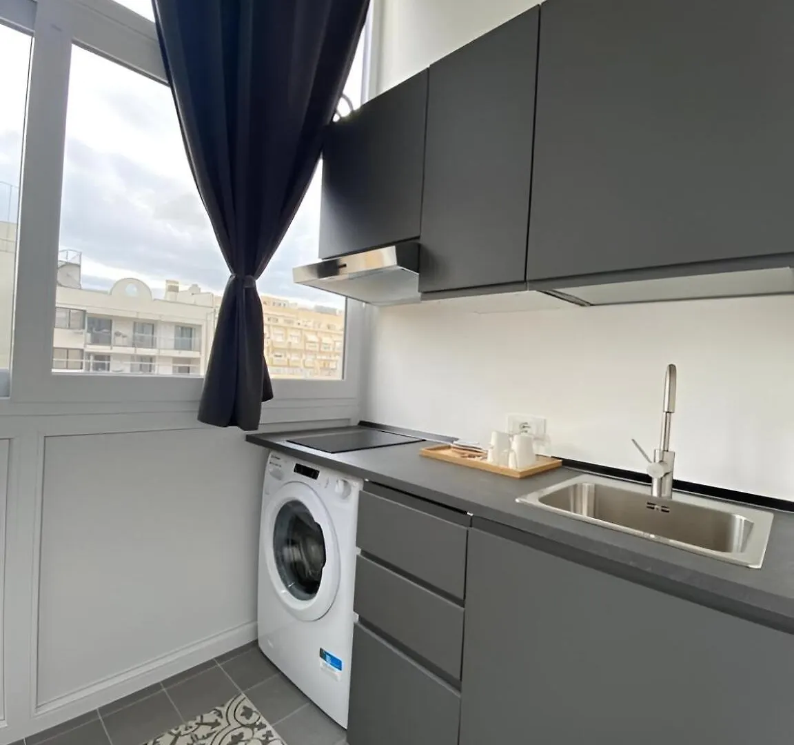 Bari Landlord 242 - Central Station Apartments