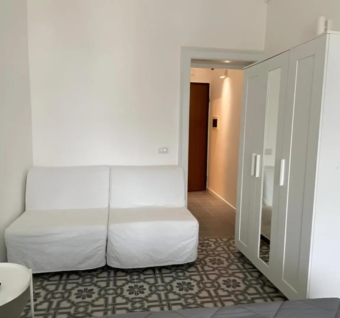 Bari Landlord 242 - Central Station Apartments