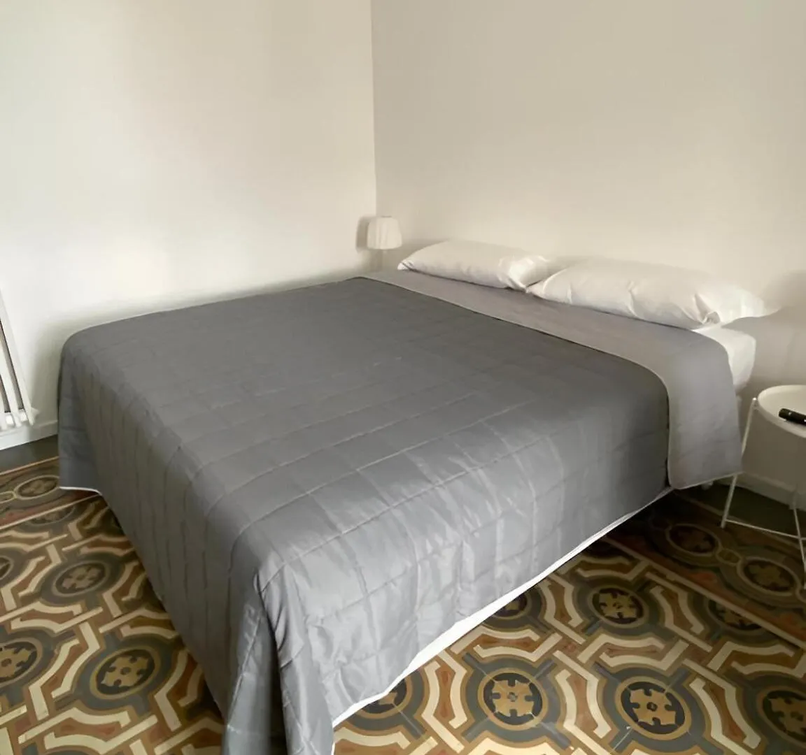 Bari Landlord 242 - Central Station Apartments