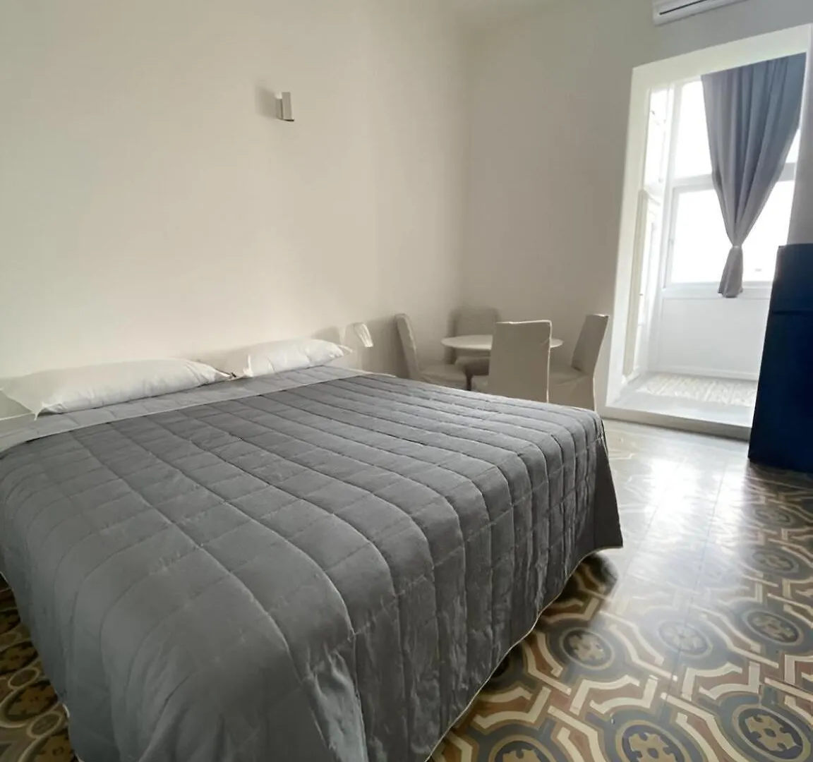 Bari Landlord 242 - Central Station Apartments