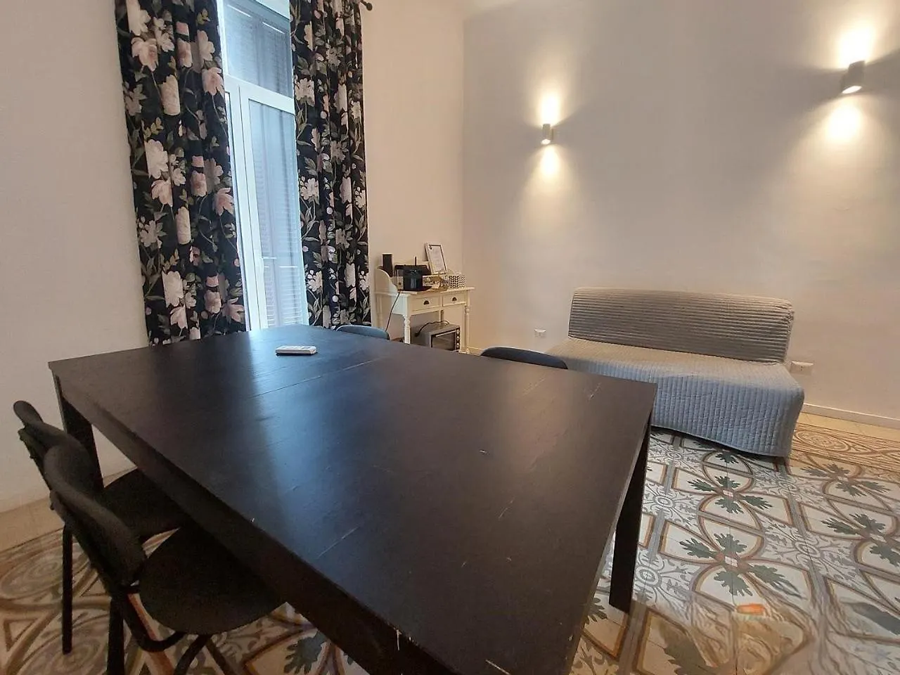 Bari Landlord 242 - Central Station Apartments