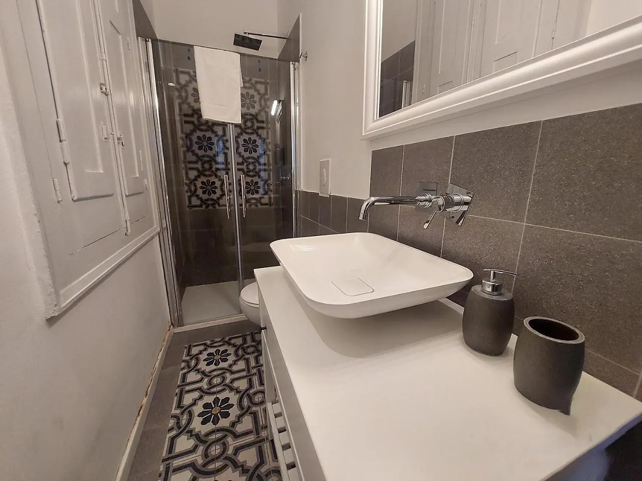 Bari Landlord 242 - Central Station Apartments