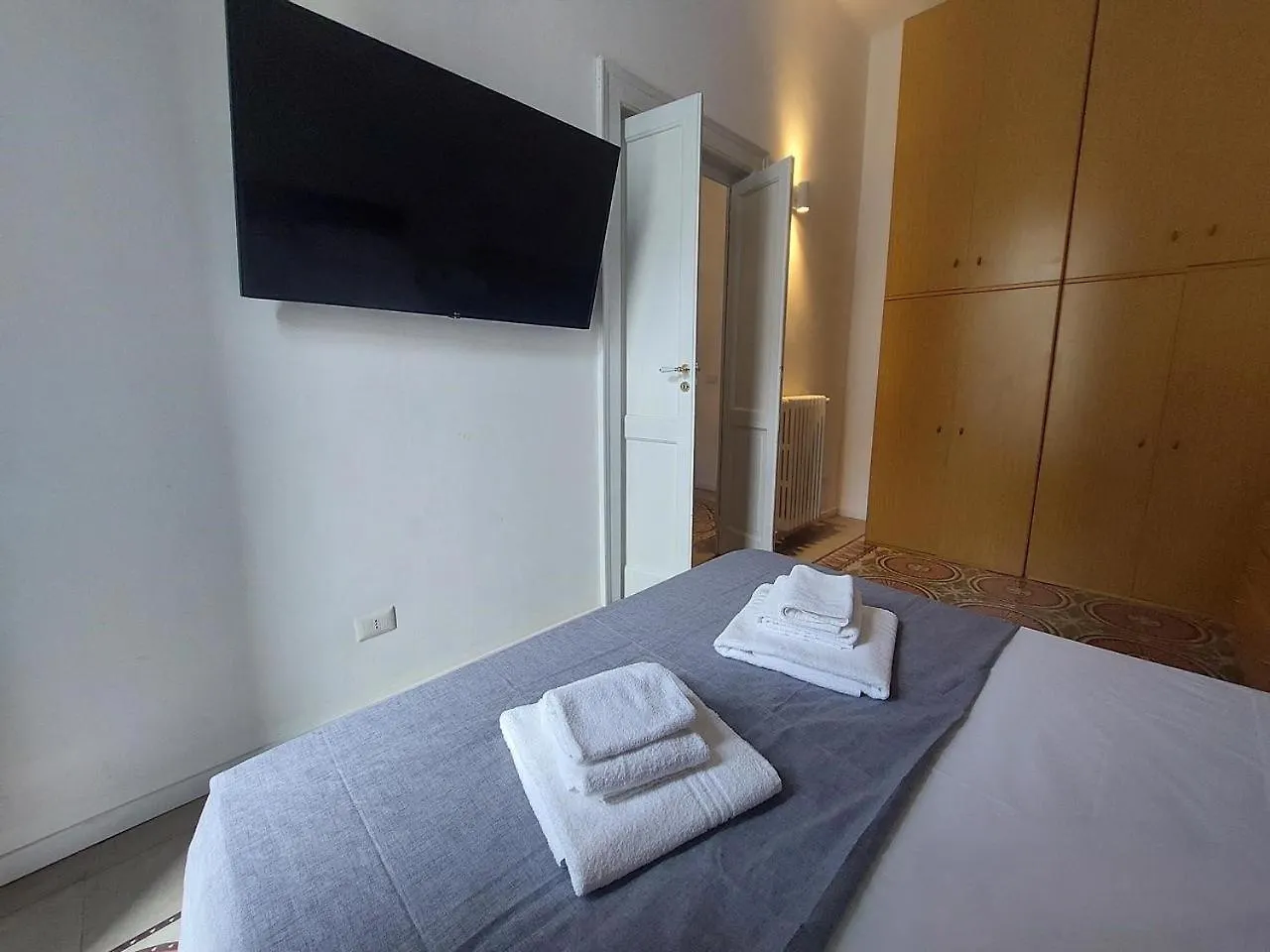 Bari Landlord 242 - Central Station Apartments